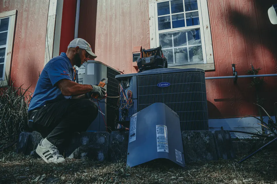Einstein technician working on an AC condenser in Jacksonville, FL